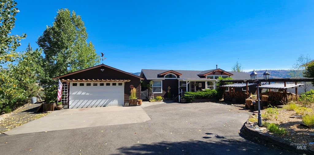 Photo of 831 Crest Drive, Kamiah, ID 83536 (MLS # 98973473)