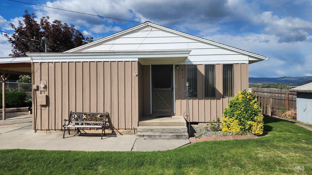 Photo of 812 Walk Ln, Clarkston, WA 99403 (MLS # 98983984)