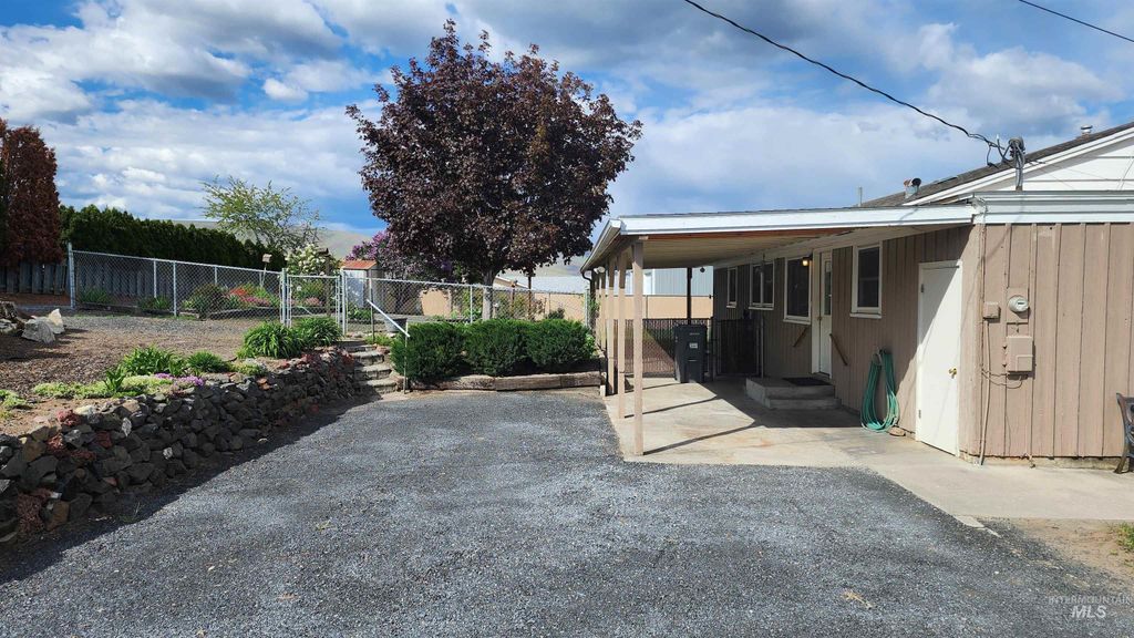 Photo of 812 Walk Ln, Clarkston, WA 99403 (MLS # 98983984)