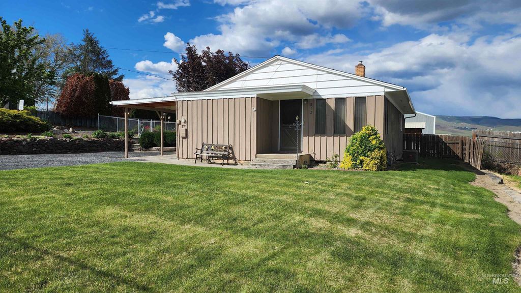 Photo of 812 Walk Ln, Clarkston, WA 99403 (MLS # 98983984)