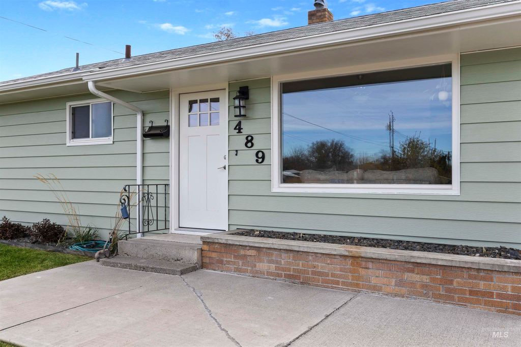 Photo of 489 W Borah Ave, Twin Falls, ID 83301 (MLS # 98975020)