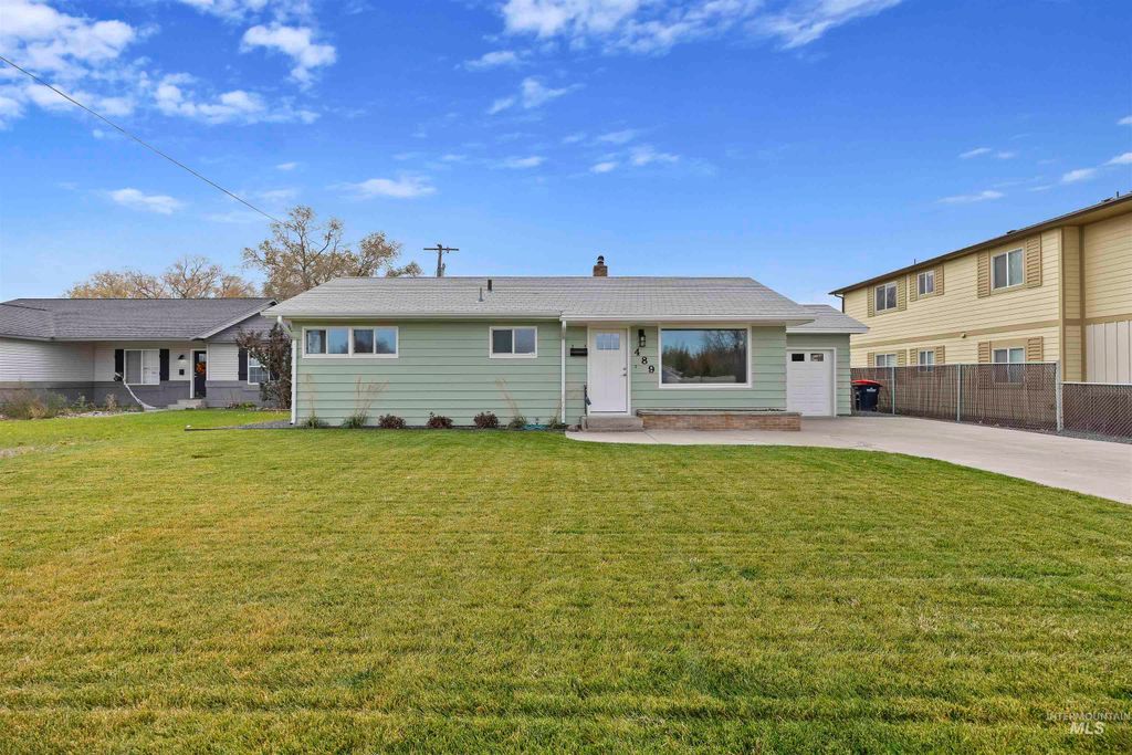 Photo of 489 W Borah Ave, Twin Falls, ID 83301 (MLS # 98975020)
