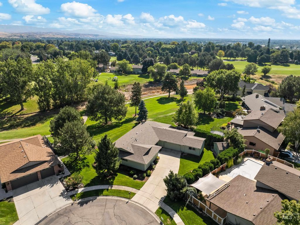 Photo of 918 N Eagle Hills Way, Eagle, ID 83616 (MLS # 98973229)