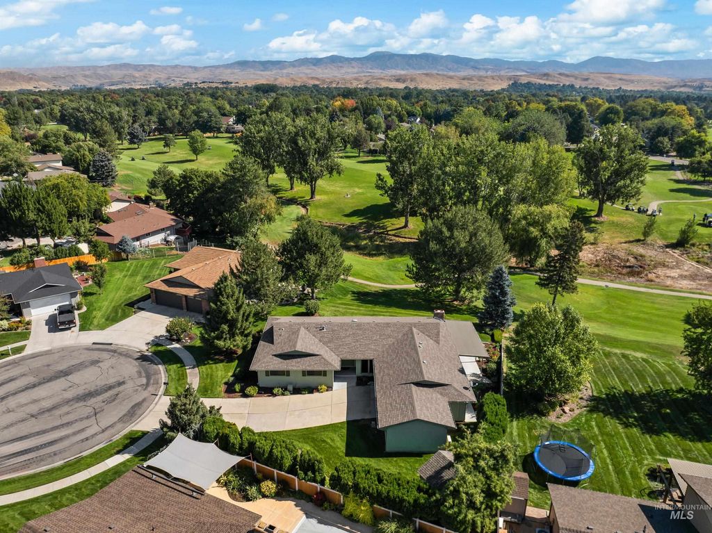 Photo of 918 N Eagle Hills Way, Eagle, ID 83616 (MLS # 98973229)