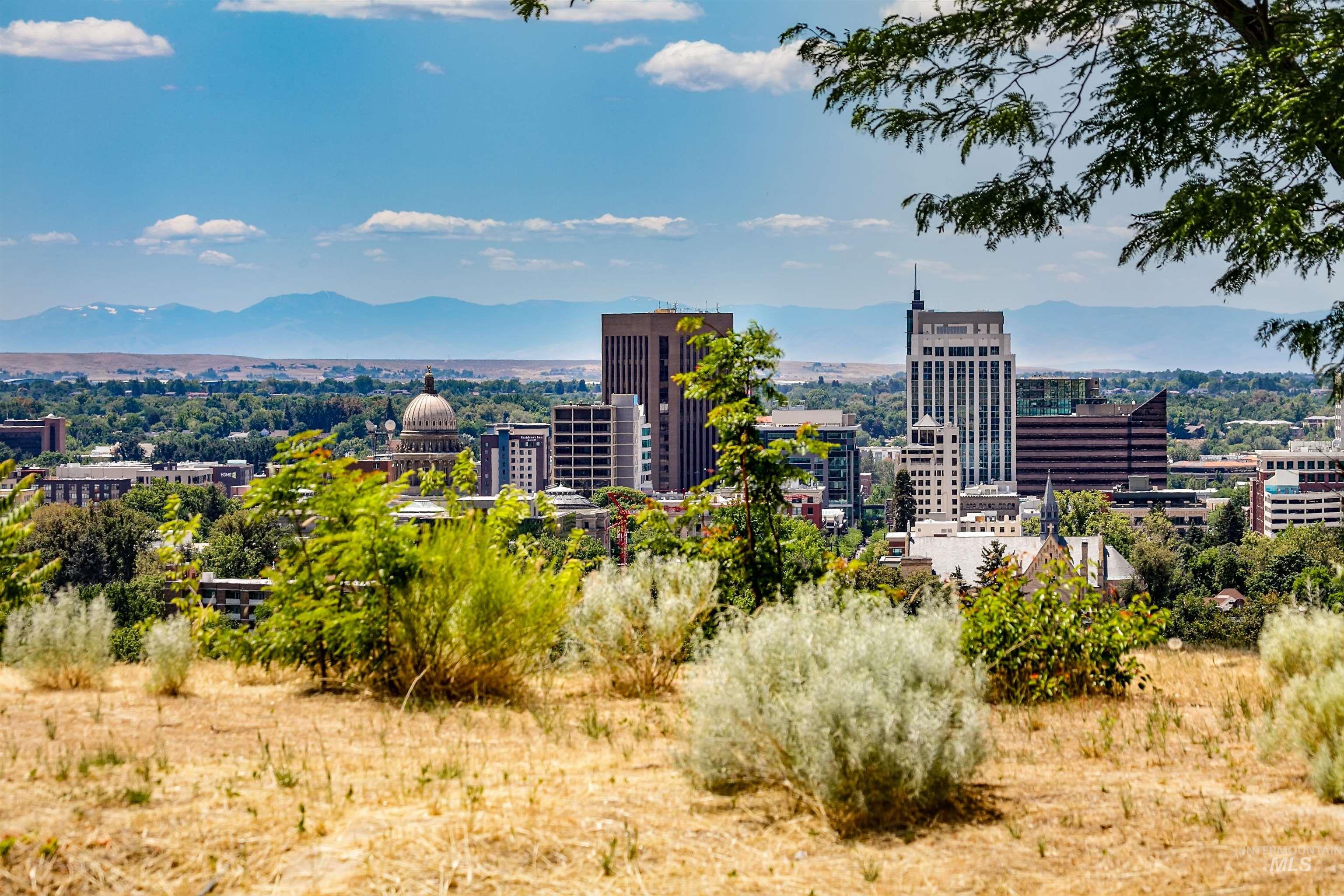 City view featuring a mountain backdrop