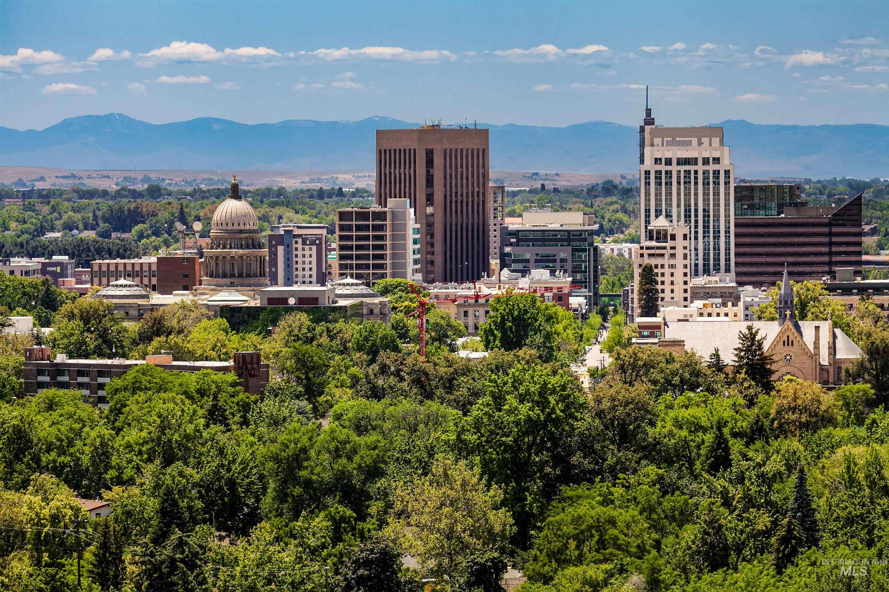 City view featuring a mountain backdrop