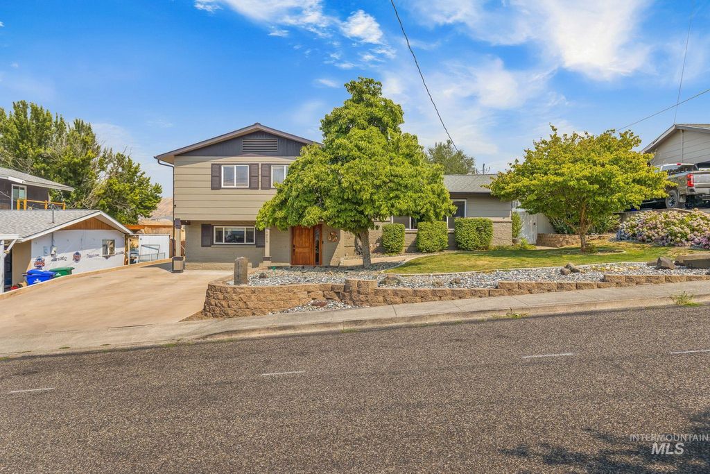 Photo of 1019 29th St, Lewiston, ID 83501 (MLS # 98995180)