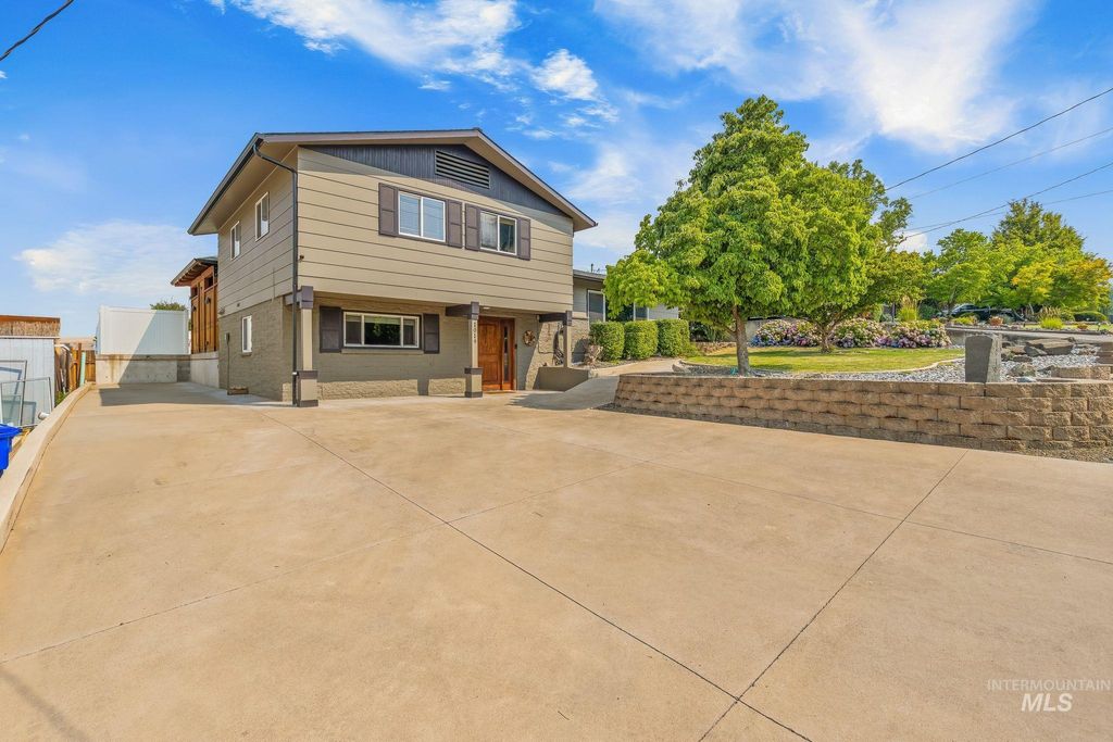 Photo of 1019 29th St, Lewiston, ID 83501 (MLS # 98995180)