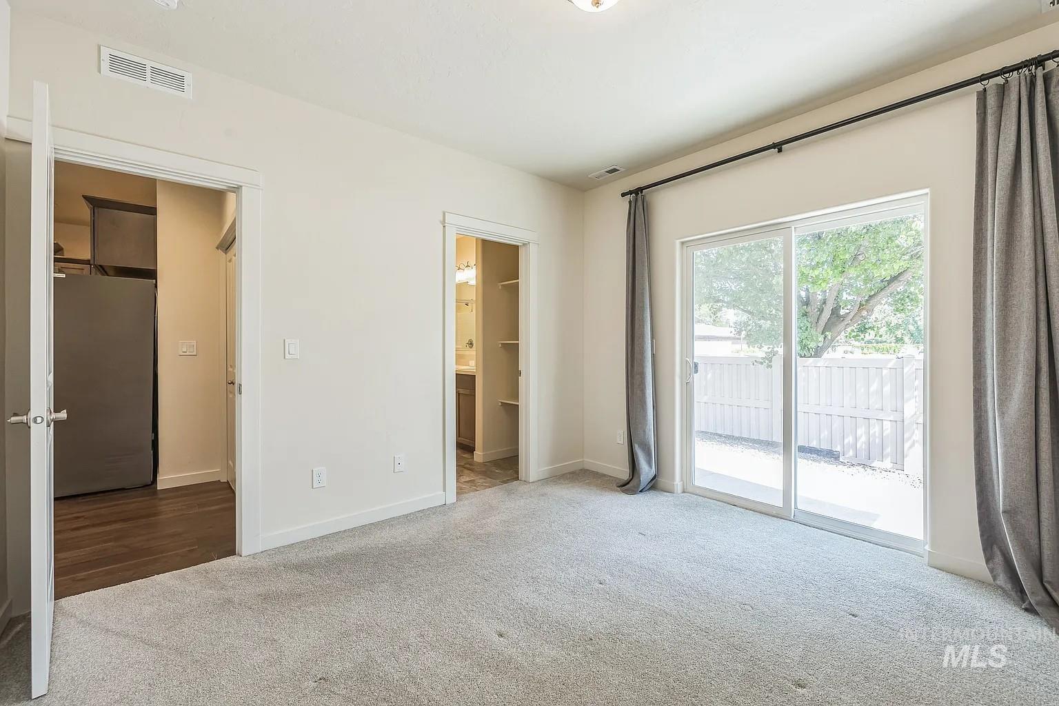 Light-toned carpeting throughout the room