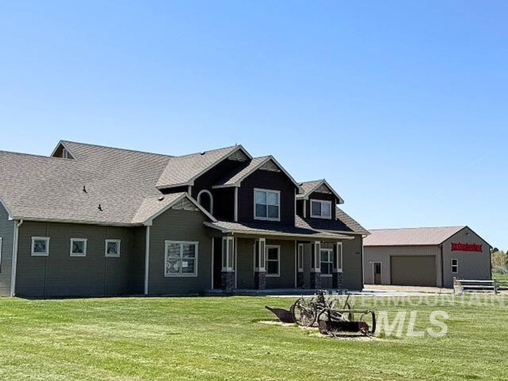 Photo of 9013 W Cambridge Ct, Hammett, ID 83627 (MLS # 98978939)