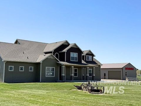 Photo of 9013 W Cambridge Ct, Hammett, ID 83627 (MLS # 98978939)