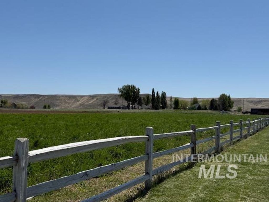 Photo of 9013 W Cambridge Ct, Hammett, ID 83627 (MLS # 98978939)