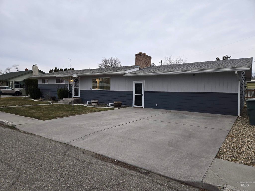 Photo of 813 Reece Ave, Nyssa, OR 97913 (MLS # 98975775)