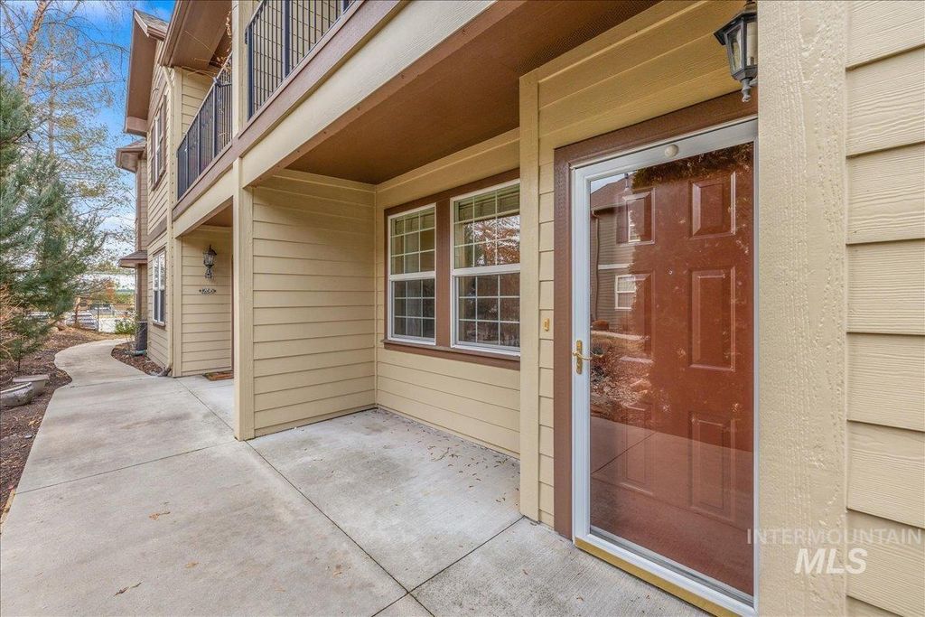 Photo of 1262 E Winding Creek Dr, Eagle, ID 83616 (MLS # 98971419)