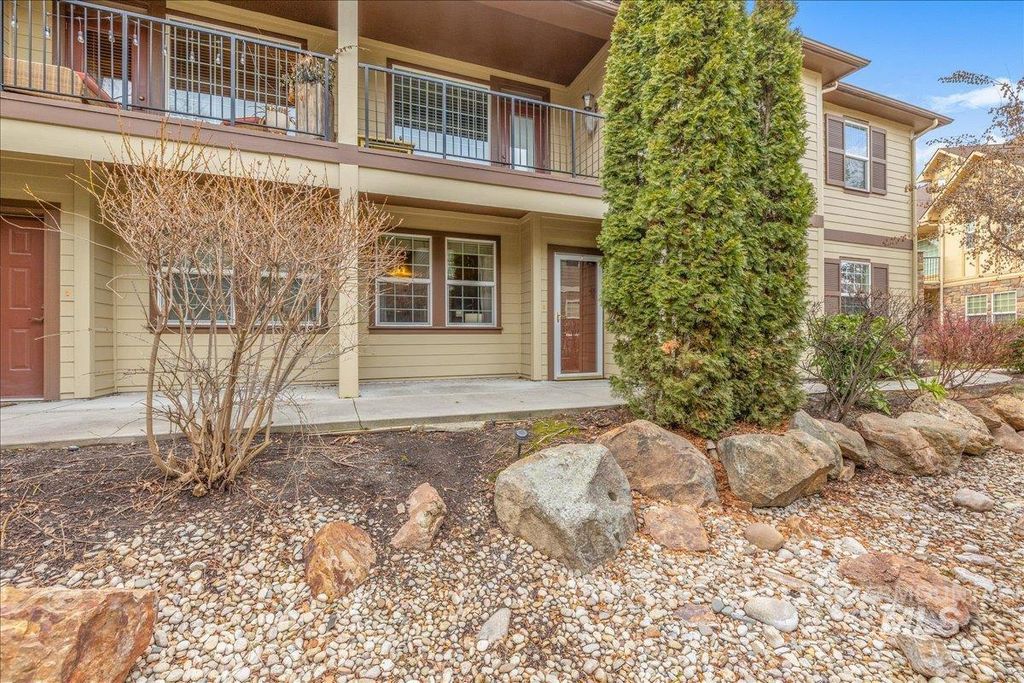 Photo of 1262 E Winding Creek Dr, Eagle, ID 83616 (MLS # 98971419)