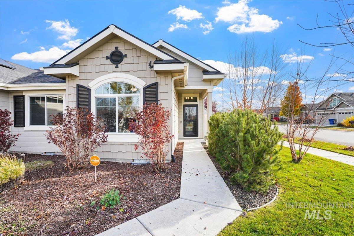 View of front facade with a front yard