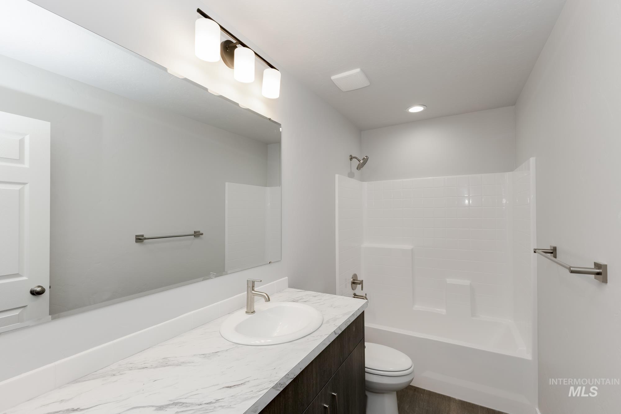 Bathroom with vanity and washtub / shower combination