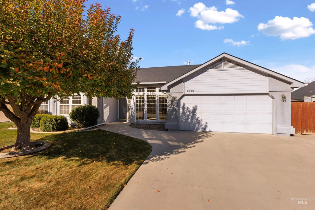 Photo of 1916 W Roberts Ave, Nampa, ID 83651 (MLS # 99005096)