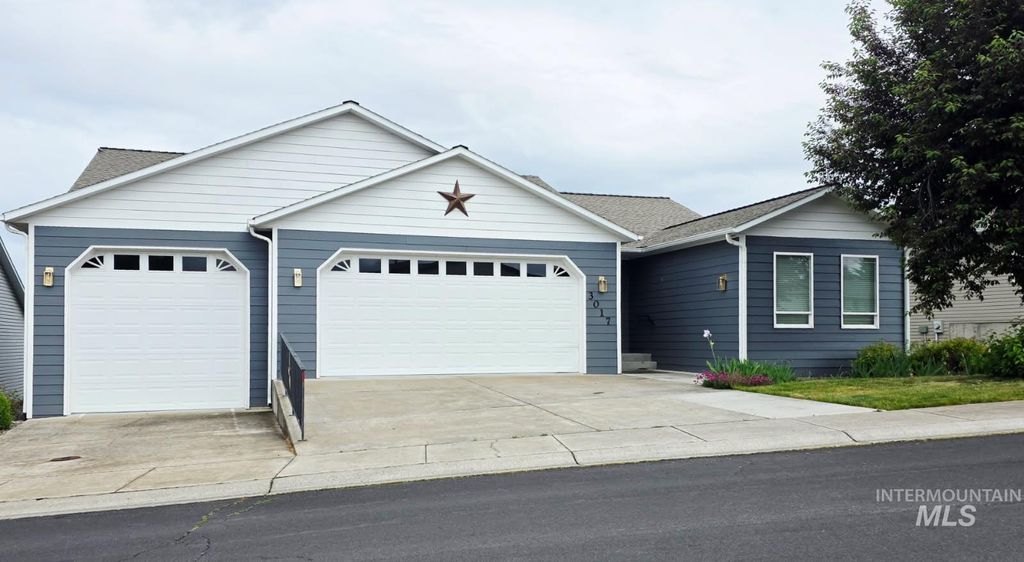 Photo of 3017 Cypress St, Lewiston, ID 83501 (MLS # 98963656)