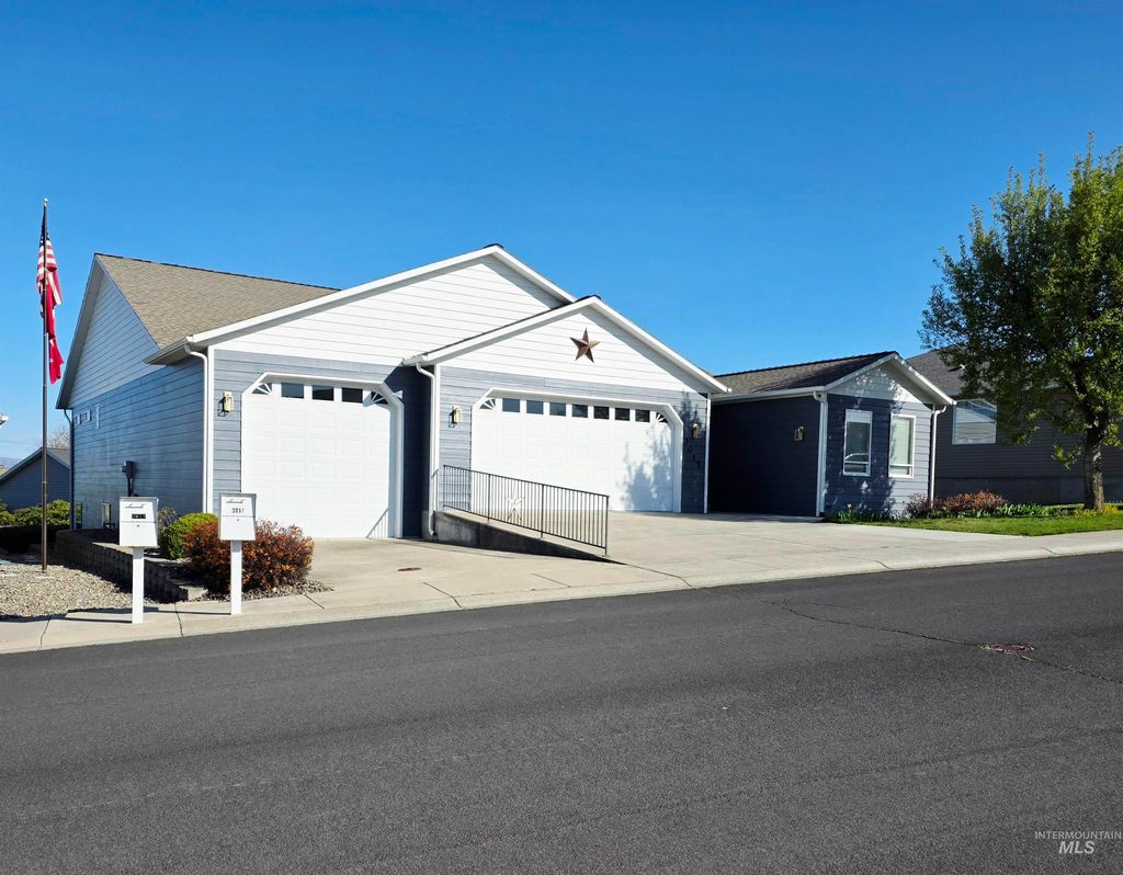 Photo of 3017 Cypress St, Lewiston, ID 83501 (MLS # 98963656)