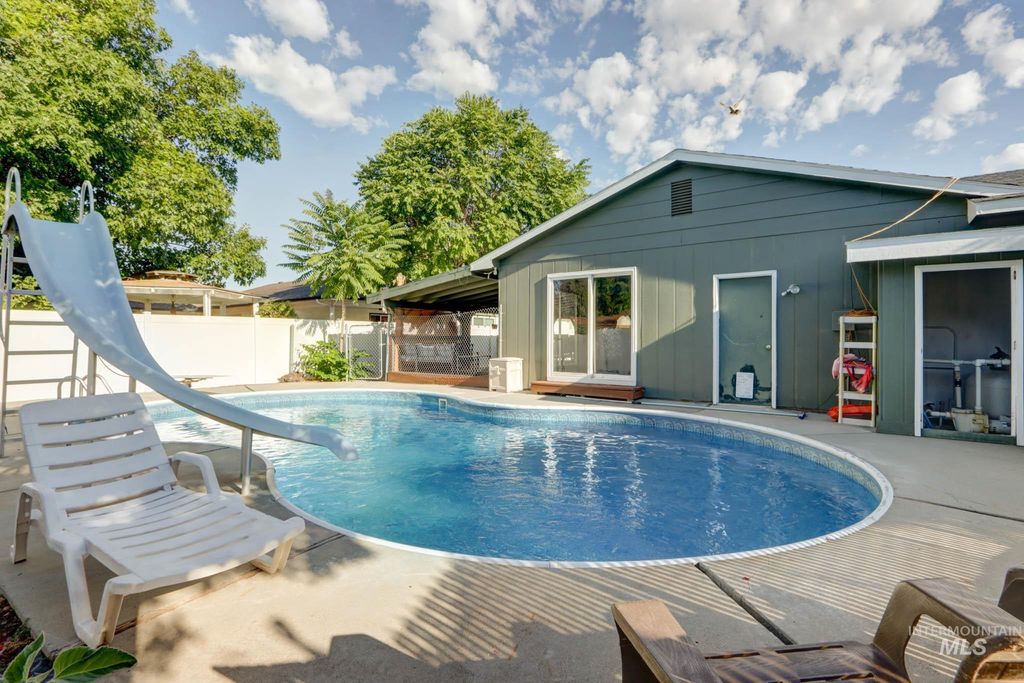 Photo of 563 NW 18th St, Ontario, OR 97914 (MLS # 98979006)