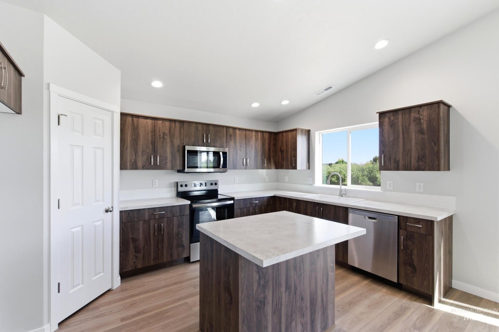 Photo of 3678 E Jamestown Dr, Nampa, ID 83686 (MLS # 98988013)