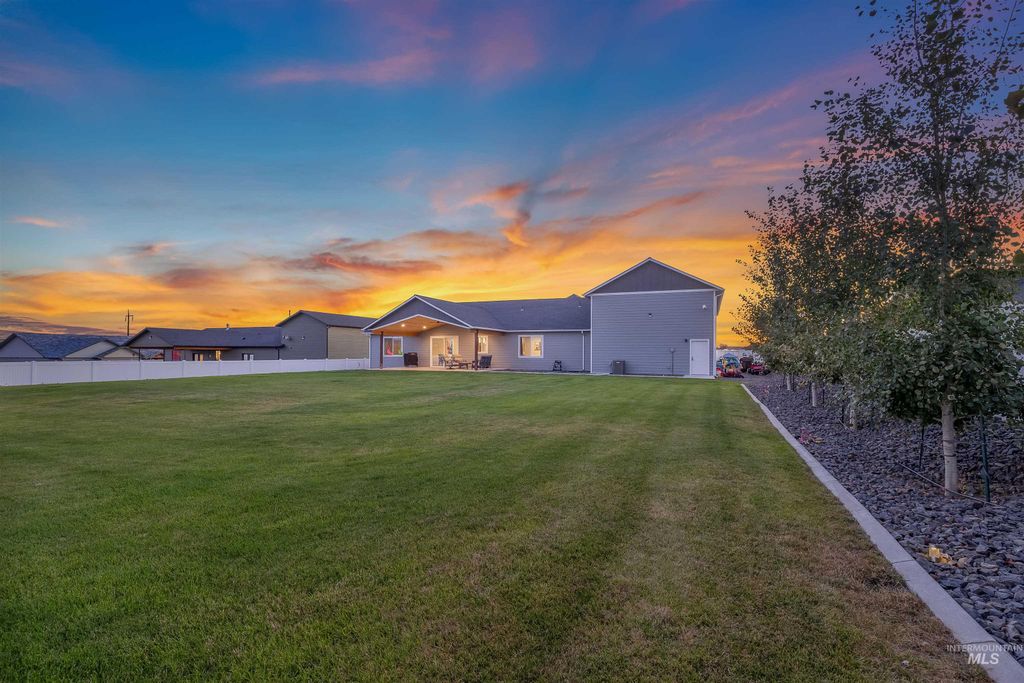 Photo of 2111 Vinifera Blvd, Lewiston, ID 83501 (MLS # 98958009)