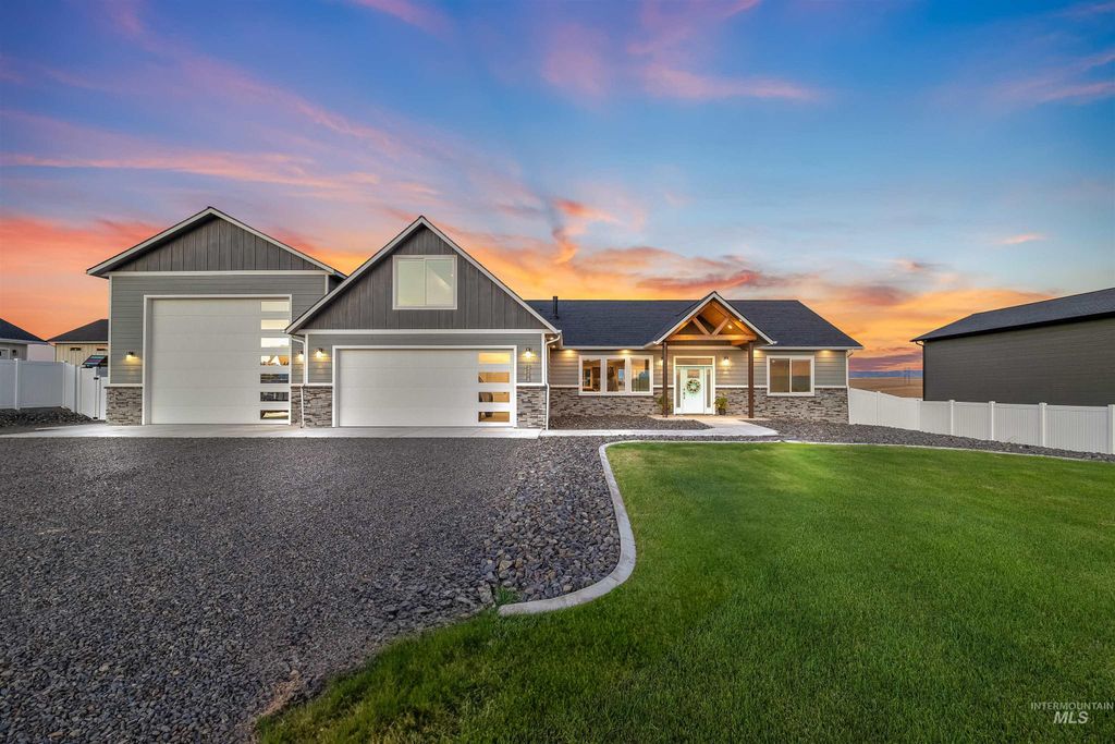 Photo of 2111 Vinifera Blvd, Lewiston, ID 83501 (MLS # 98958009)