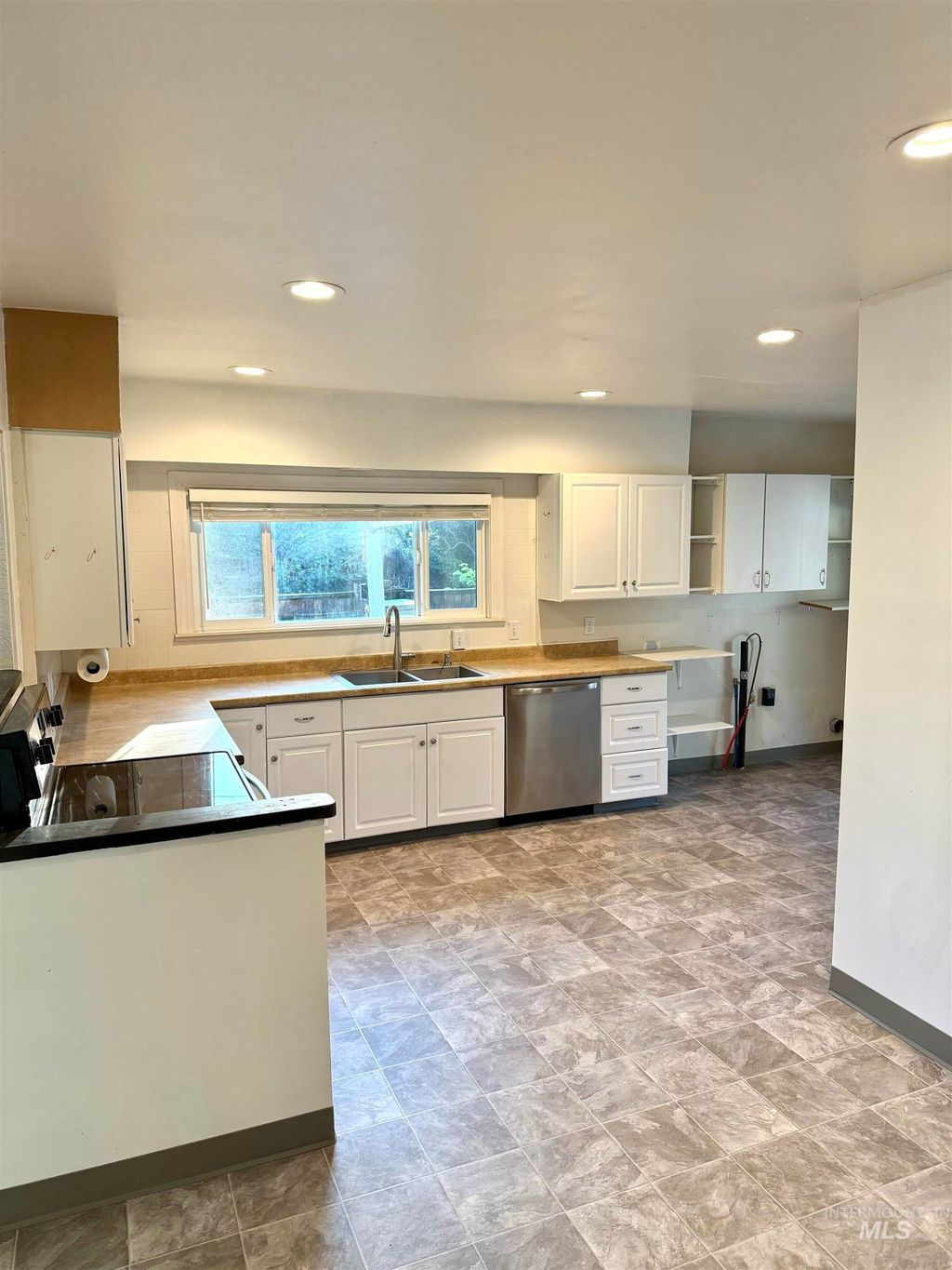 Photo of 1122 11th Ave, Lewiston, ID 83501 (MLS # 98963893)