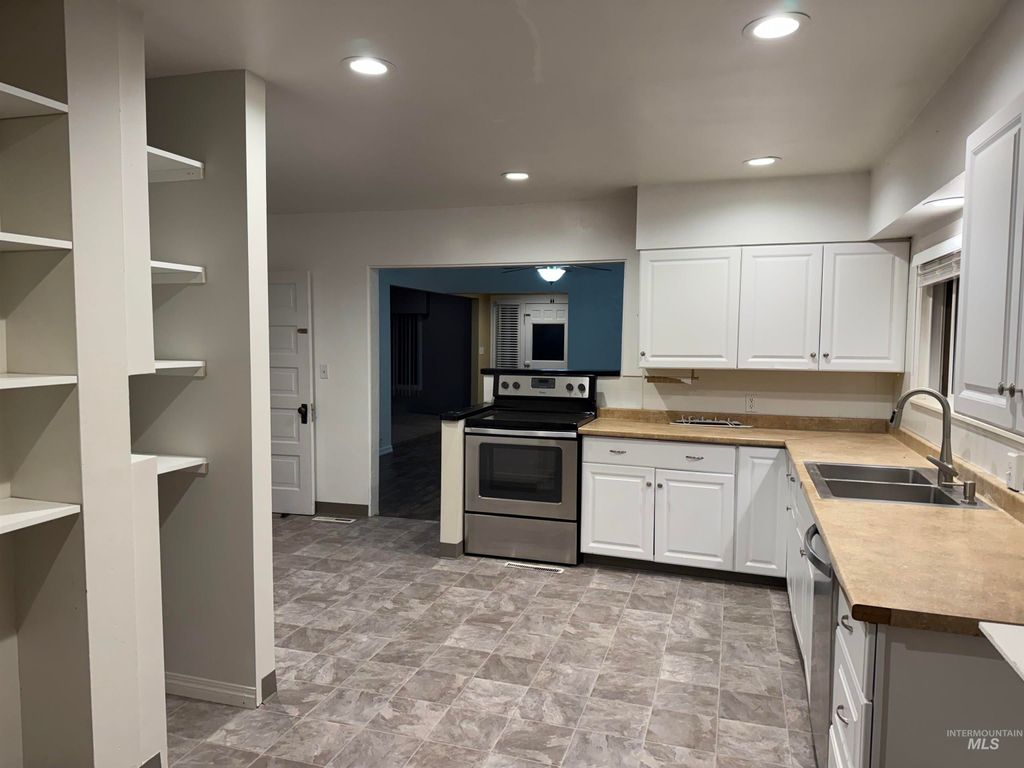 Photo of 1122 11th Ave, Lewiston, ID 83501 (MLS # 98963893)