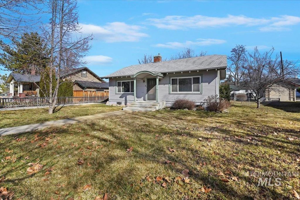 Photo of 1909 Dearborn St, Caldwell, ID 83605 (MLS # 98975820)