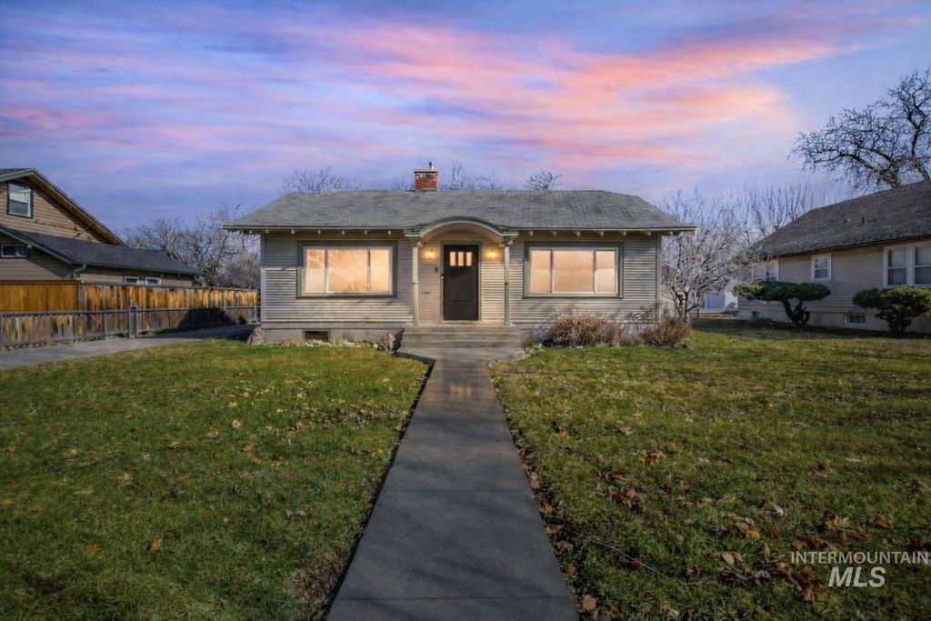 Photo of 1909 Dearborn St, Caldwell, ID 83605 (MLS # 98975820)