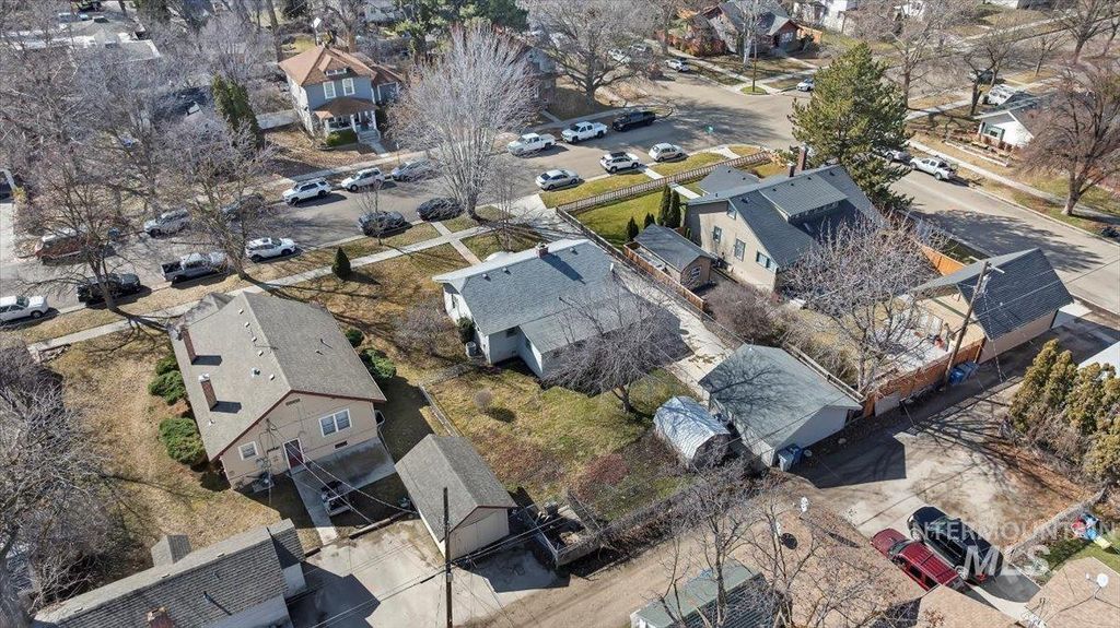 Photo of 1909 Dearborn St, Caldwell, ID 83605 (MLS # 98975820)