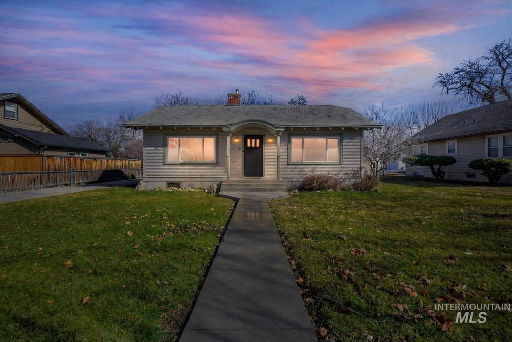 Photo of 1909 Dearborn St, Caldwell, ID 83605 (MLS # 98975820)