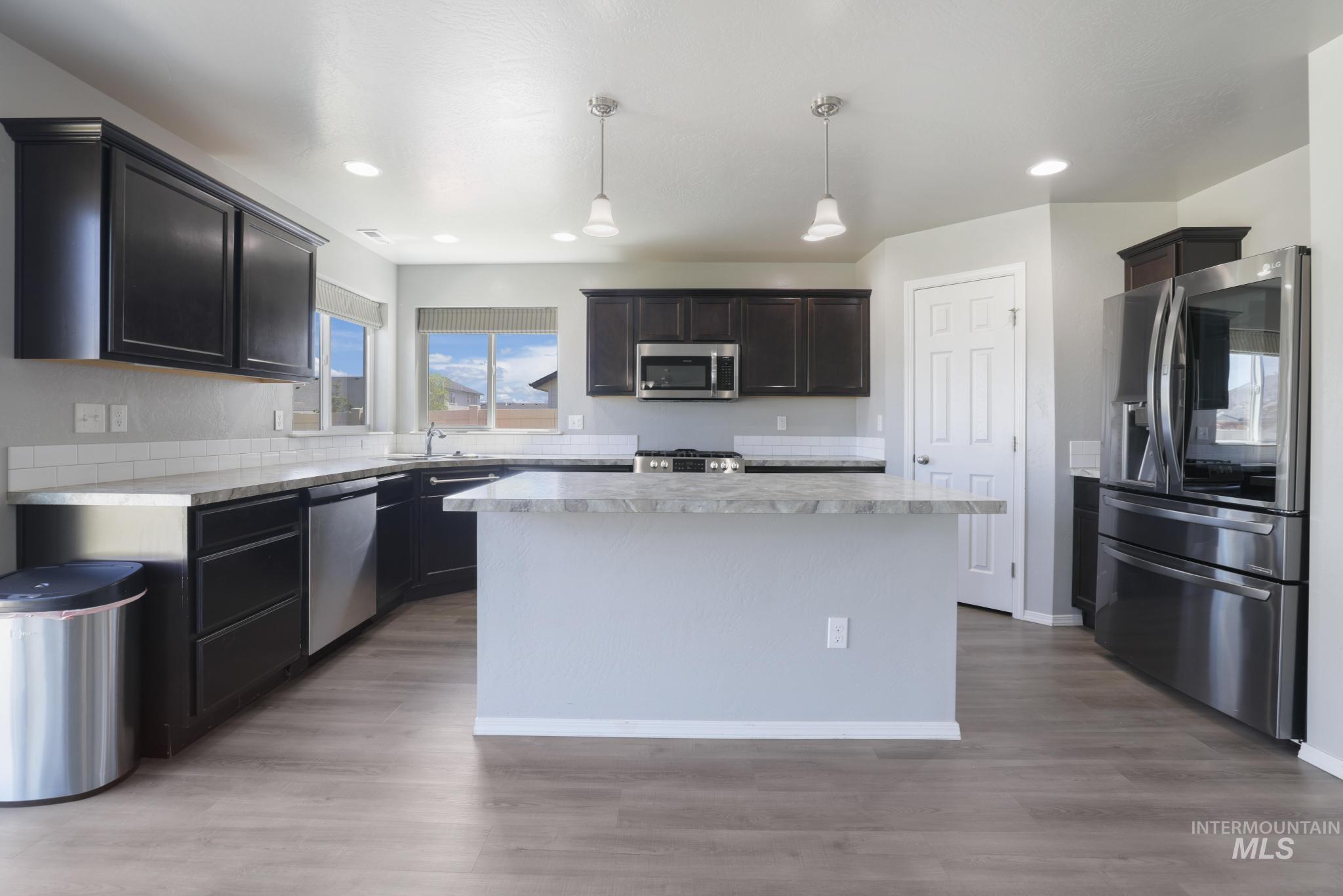 Twin Falls, Idaho 83301, United States, 4 Bedrooms Bedrooms, ,3 BathroomsBathrooms,Residential,Pending,55267