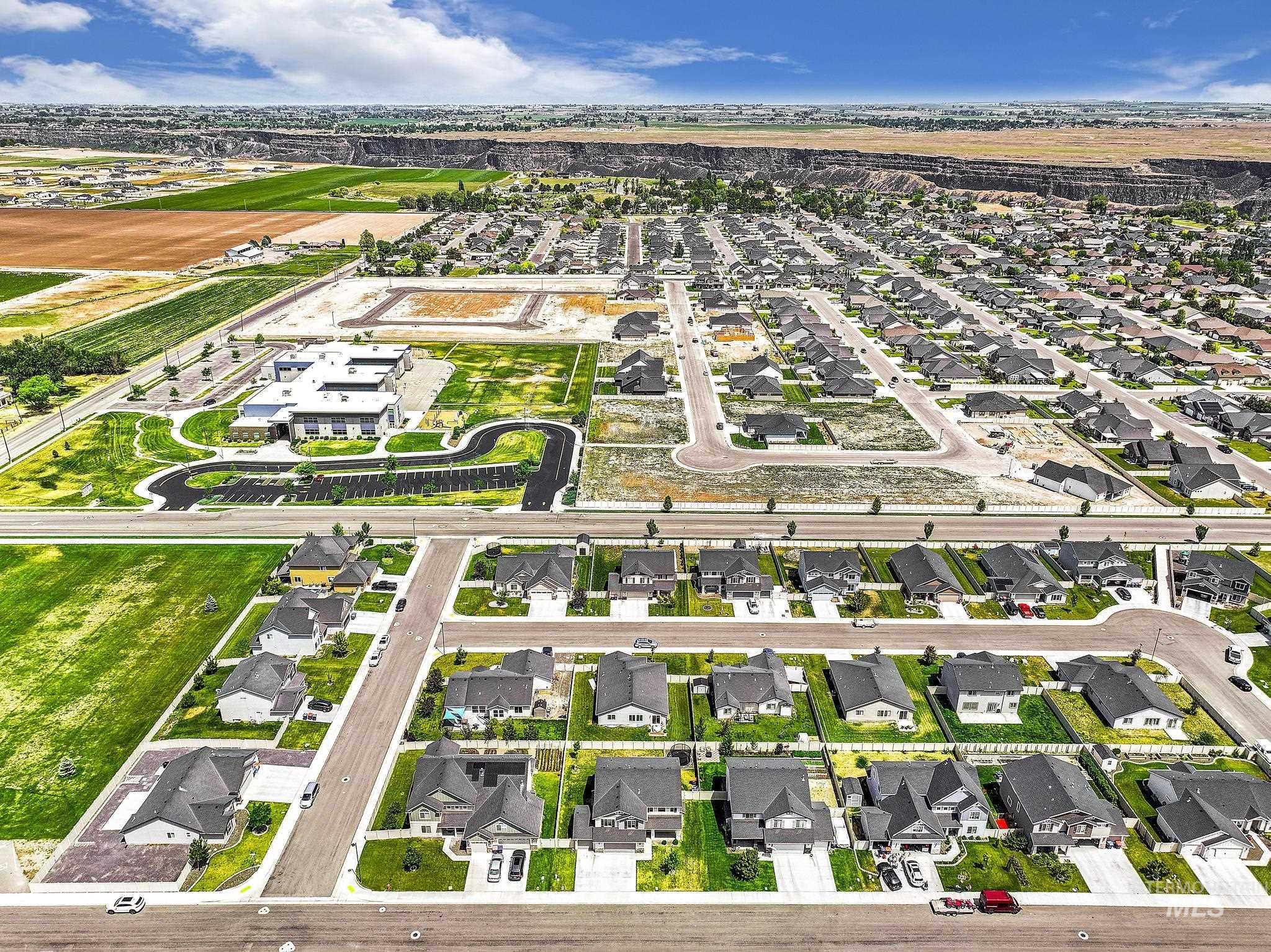 Twin Falls, Idaho 83301, United States, 4 Bedrooms Bedrooms, ,3 BathroomsBathrooms,Residential,Pending,55267