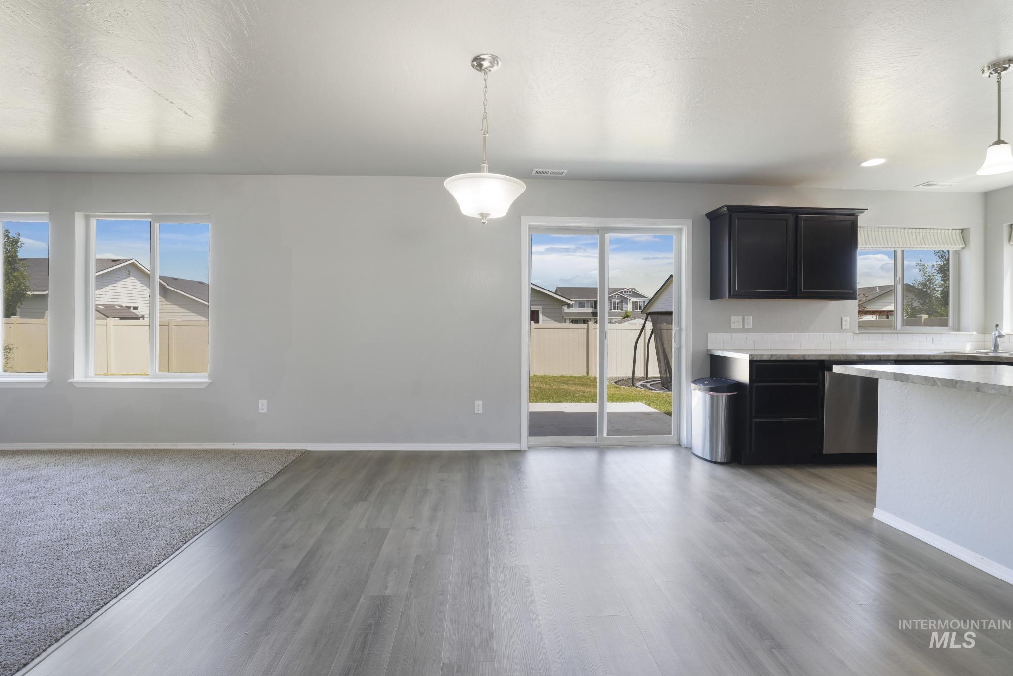 Twin Falls, Idaho 83301, United States, 4 Bedrooms Bedrooms, ,3 BathroomsBathrooms,Residential,Pending,55267