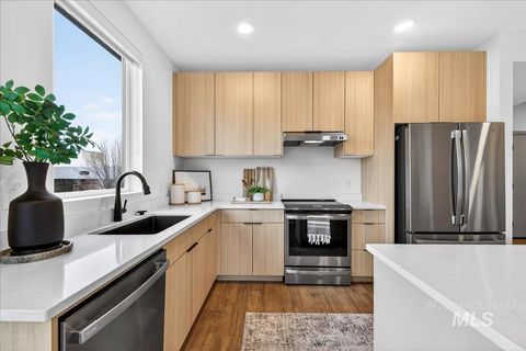 Photo of 2320 S Broadway Avenue #B107, Boise, ID 83706 (MLS # 98973527)