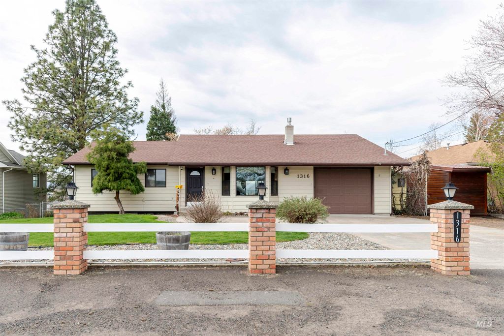 Photo of 1316 29th St, Lewiston, ID 83501 (MLS # 98980275)