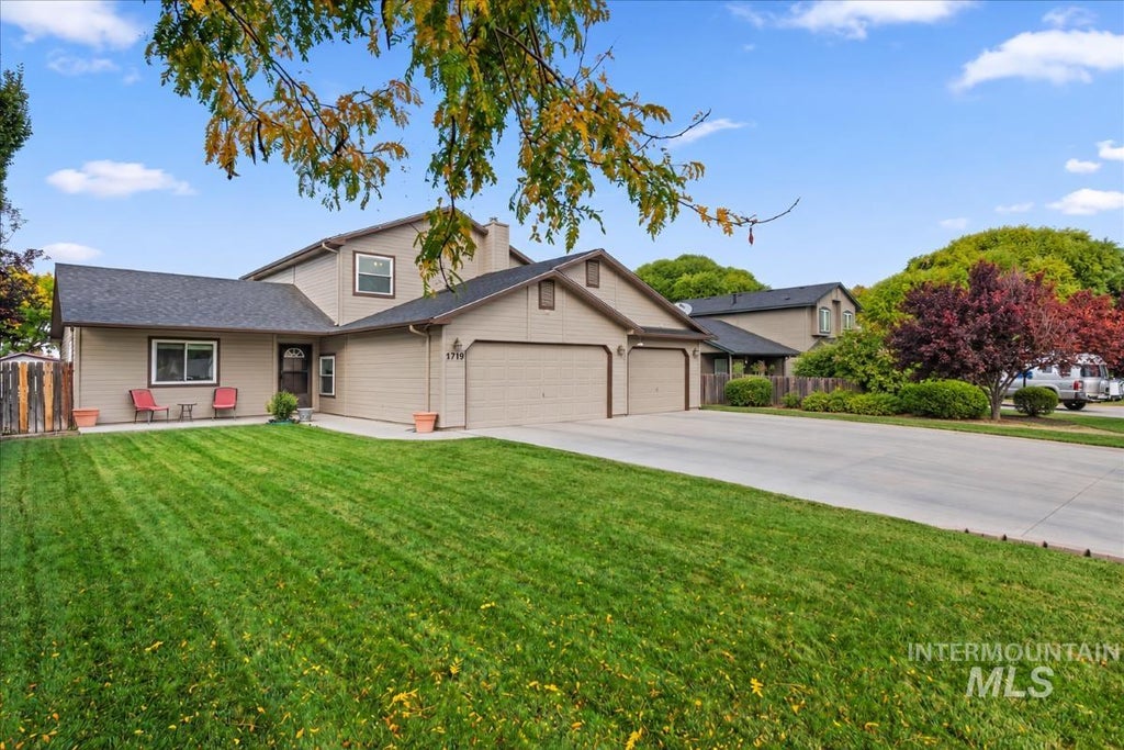 Photo of 1719 Emerald Drive, Nampa, ID 83686 (MLS # 99003184)