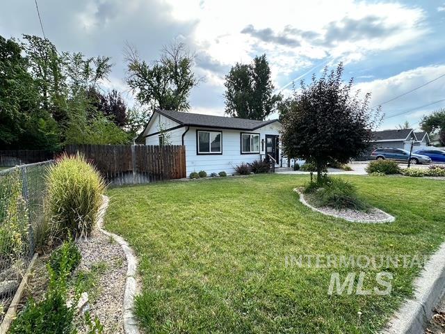 Photo of 930 N 8th St, Payette, ID 83661 (MLS # 98998949)