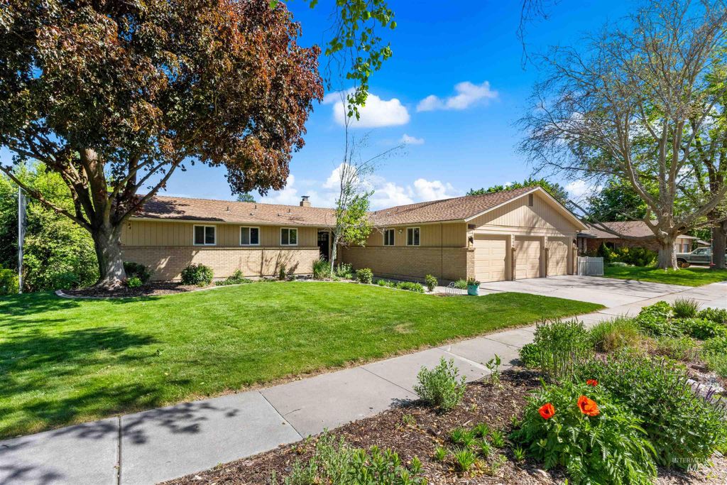 Photo of 1116 N Eagle Hills Way, Eagle, ID 83616 (MLS # 98985390)