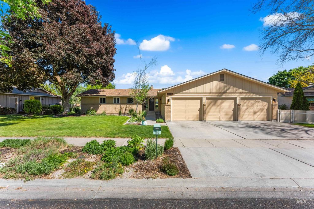 Photo of 1116 N Eagle Hills Way, Eagle, ID 83616 (MLS # 98985390)