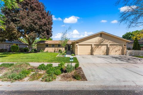 Photo of 1116 N Eagle Hills Way, Eagle, ID 83616 (MLS # 98985390)