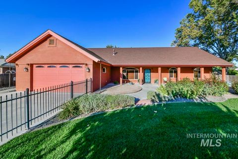 Photo of 2214 Washington Ave, Caldwell, ID 83605 (MLS # 98978356)