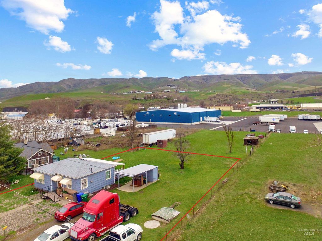 Photo of 2609 4th Ave N Ave, Lewiston, ID 83501 (MLS # 98977269)