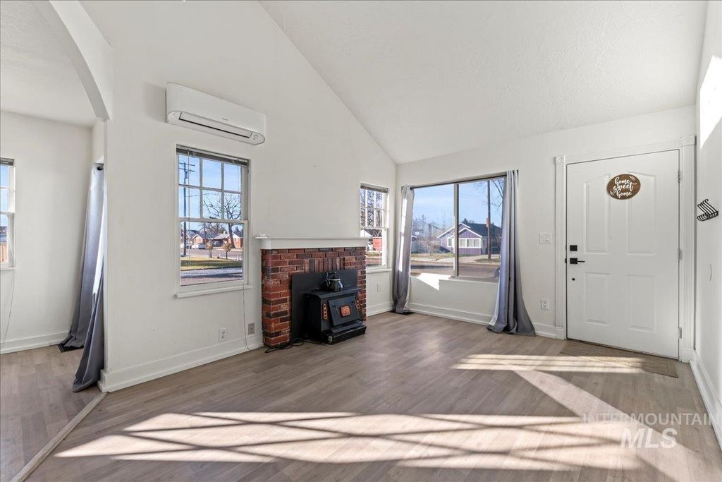 Photo of 910 7th Avenue S Ave, Nampa, ID 83651 (MLS # 98974548)