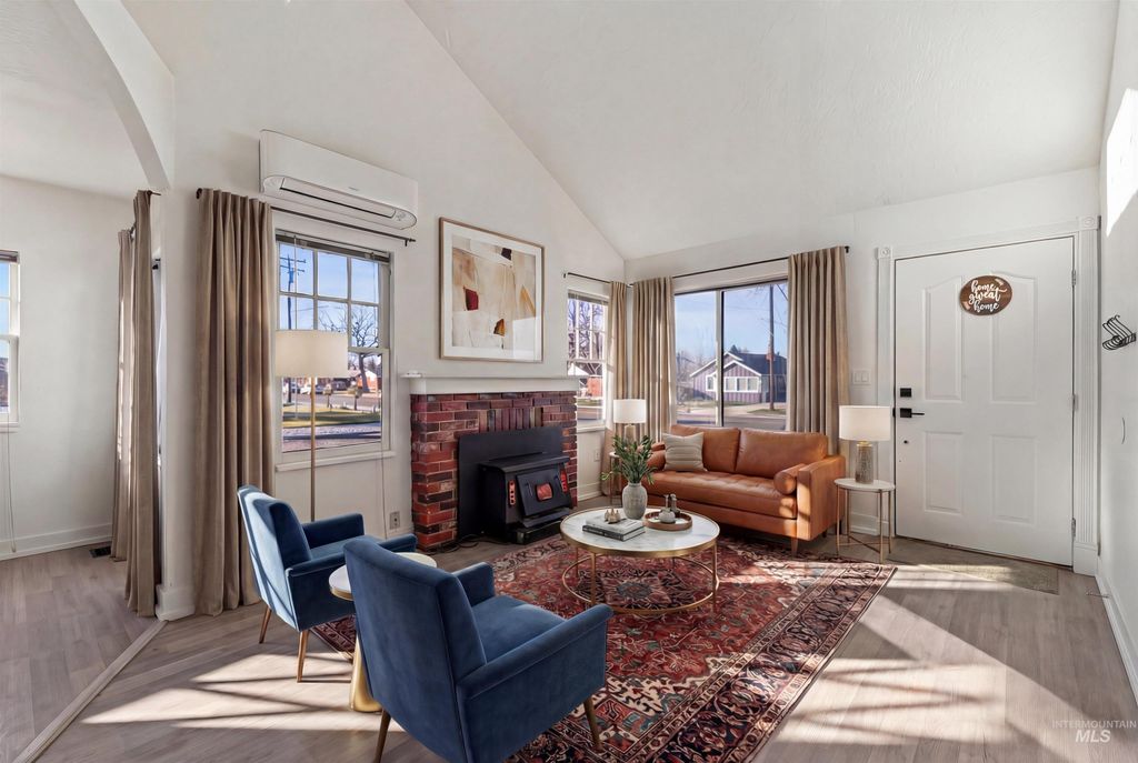 Photo of 910 7th Avenue S Ave, Nampa, ID 83651 (MLS # 98974548)