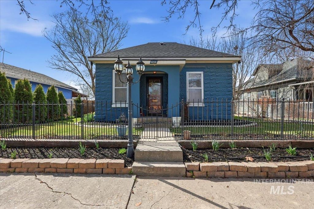 Photo of 1214 Everett St, Caldwell, ID 83605 (MLS # 98977709)