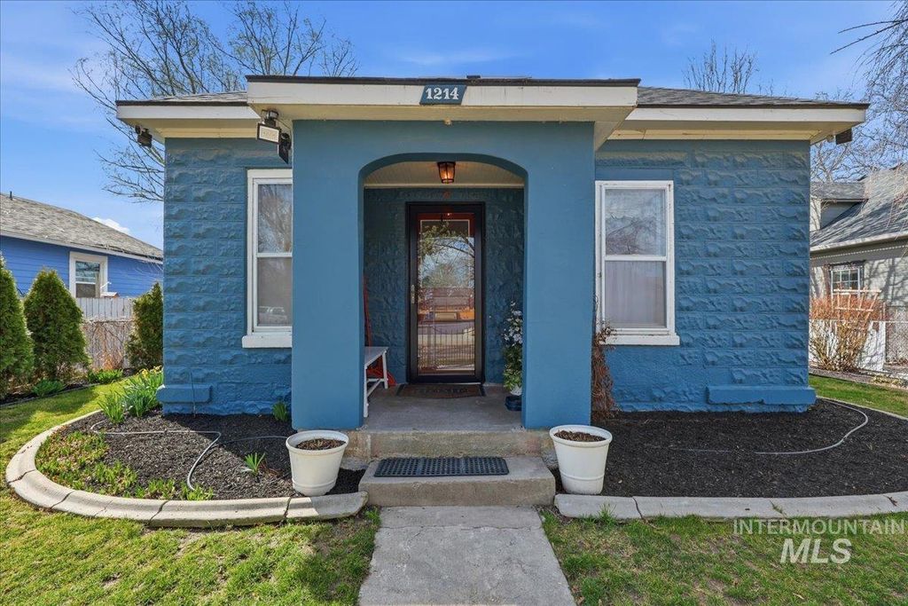 Photo of 1214 Everett St, Caldwell, ID 83605 (MLS # 98977709)